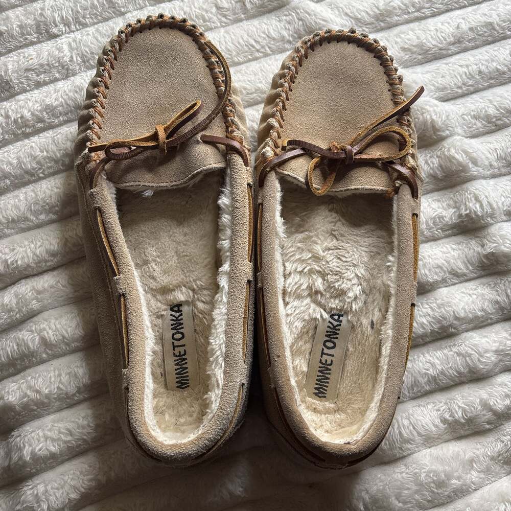 Minnetonka women’s medium Pile Lined Hardsole Suede Moccasin Slippers - Tan